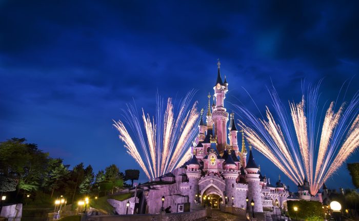 Duplica la diversión con dos días inolvidables en los dos parques de Disneyland París.